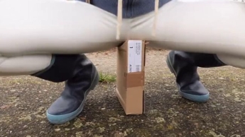 Leggings wellies and boxes – Crushing der Kartons in Gummistiefel – ich mach sie platt