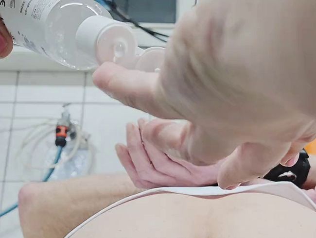 Liesas Fetisch-Adventskalender Türchen 5 – Prickelndes Gleitgel im Sklavenarsch