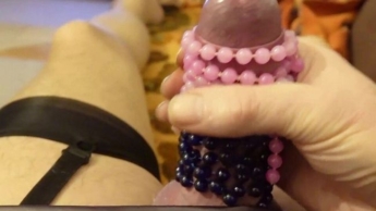 Monique die Perlenschwanz Nylonschlampe