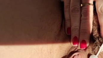 Natursekt – golden Shower – kleine Piss Schlampe pisst in ihr Bett und trägt ihren Perlenstring