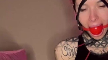 Pillowriding im Latexbadeanzug und Ballgag