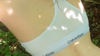 Public – outdoor – kleine Piss Schlampe pisst im Wald und wird beobachtet – lutscht und wird …