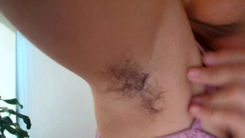 Schweißtreibendes Workout, behaarte Achselhöhlen, Brustverehrung.