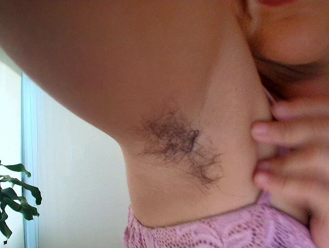 Schweißtreibendes Workout, behaarte Achselhöhlen, Brustverehrung.