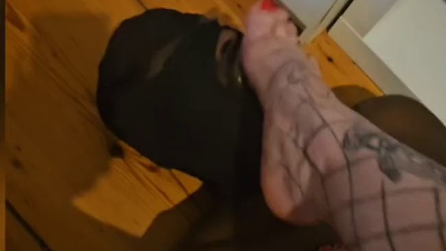 Sklave muss meine Pisse trinken und wird von meinen Füssen in den Mund gefickt