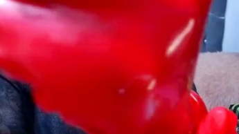 trägt rote Latexhandschuhe für Fi$tu