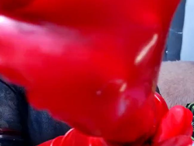 trägt rote Latexhandschuhe für Fi$tu