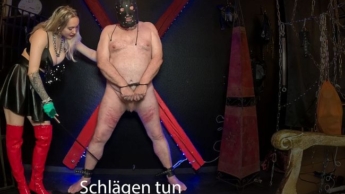 Achtung! Jetzt werden die Handschellen angelegt.