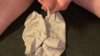 Auf die benutzten Socken meiner Freundind gespritzt