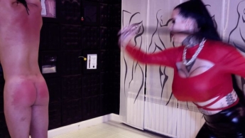 Beide Hände gehängt und gepeitscht