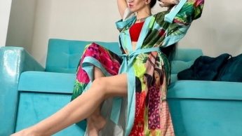 Dessous und ein Morgenmantel aus Seidensatin an mir