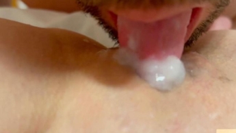 Du siehst wie er mich kurz fickt und mich dann besamt und meine Titten und Fotze wieder sauber leckt