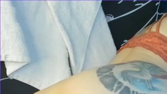 Du streichelst meinen heißen Arsch und fickst mich dann mit deinem geilen Schwanz.