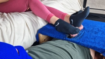 Eier treten und schwanz trampeln in schwarzen sneaker Socken , Femdom Jozi