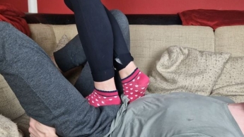 Ich Trample auf seinem Schwanz und Bauch in meine pinke  Söckchen
