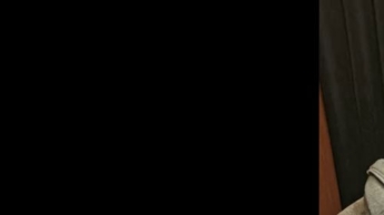 Ich liege auf meiner Chaiselongue und zeige meine Hände und Füße, während ich rauche.