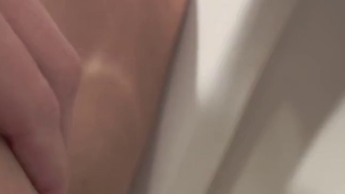 Ich pisse auf einem Pissoir ohne die Türe abzuschließen