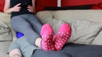 Ich sitze auf seinem Gesicht während ich zocke und ich ihm in die Eier trete