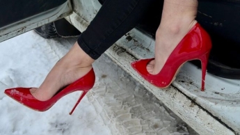 Meine neuen roten Stiletto-High Heels, 12 cm hohe Absätze im Schnee