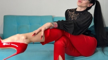 Meine neuen roten Stiletto-High Heels, 12 cm hohe Absätze, und meine Satinhöschen baumeln auch noch.