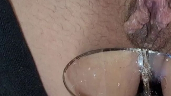 Natursekt – piss in ein Weinglas – zum Wohl ihr Süssen