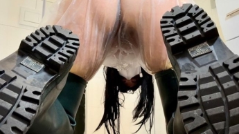 PVC catsuit schön nass gepisst und du schaust zu