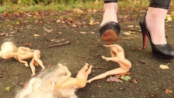 Crush fetisch play with dolls – ich zerstöre die Puppen