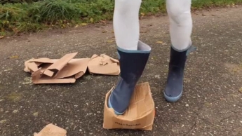 Crushing boxes in wellie – Karton crushing in Gummistiefel
