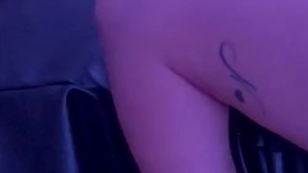 Durch einen Handjob kam er zum Orgasmus.