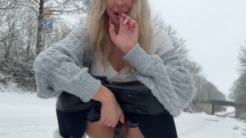 Eiskalt erwischt: Zwei Girls, ein verbotener Moment!!!!