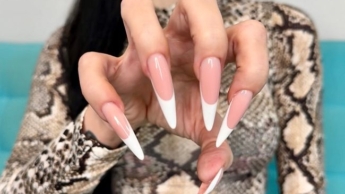 Französische Maniküre, lange Nägel, scharfe Krallen, lange Finger und Handverehrung