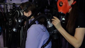 Gasmaske, Schmerz und Lust in der Zwangsjacke