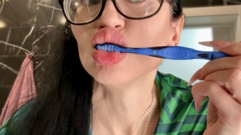 Ich putze mir die Zähne, trage Seidenmorgenmantel und BH, glamouröse MILF mit Brille und großen Brüsten