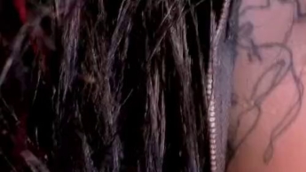 Ich werde dich mit meinem Outfit necken, du wirst deiner Herrin gehorchen (ohne Ton).