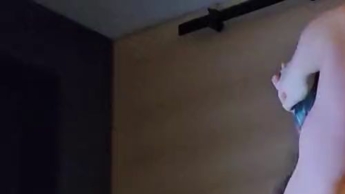 Konzentrierte Stiche: Knebel, Gerte und Single Tail für ihre Titten