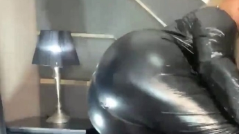 Latex-Verführung einer mächtigen Mistress, die deine Wünsche sofort kontrolliert