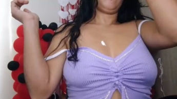 Masturbation mit meinen Titten