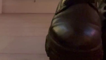 Mit Boots auf deinem Schwanz trampeln