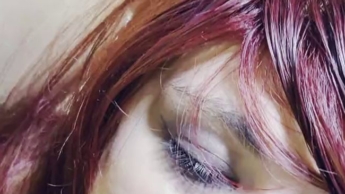 Rotkäppchen sult sich in Männerpisse. Redhead takes a golden shower and drinks.