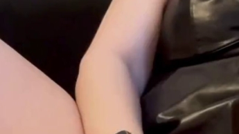 SB in schwarzem Kleid und mit pinkem Dildo