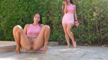 Verzweifeltes Pinkeln mit Blitzen während des Trainings auf der Terrasse