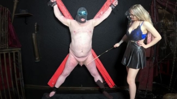 Wie belastbar sind deine Brustwarzen Sklave?