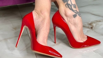 Zehenspalt in meinen neuen roten Stiletto-High Heels, 12 cm Absatz