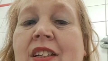 Beim pinkeln im Krankenhaus (Hochformat)