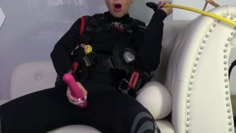 Fetisch Clip mit Neopren, Weste, Taucherflasche und Toy