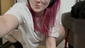 ICH PISSE IN DEN MESSBECHER!! Wie voll er wohl wird?