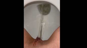 Ich setze mich falsch herum auf die Toilette, pisse und wische mich ab