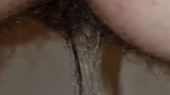 Kurz, schnell, klarer schöner Strahl auf dem Klo