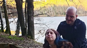 Luna: Fick im Pelzmantel über der Parkbank