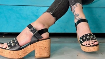 Meine Keilsandalen und schwarzer Zehennagellack auf langen Zehen